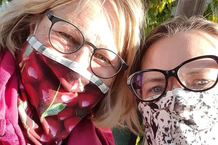 Maria Steinbauer aus Stainz: Mit dem Maskennähen hat es heuer begonnen – dann gründete ich mit 55 Jahren meine eigene Änderungsschneiderei. Aufgrund einer Brustkrebserkrankung 2016 habe ich meinen Obstbaubetrieb an meinen Sohn übergeben. Seither war ich auf der Suche nach einer neuen Herausforderung, der ich mich somit stelle!