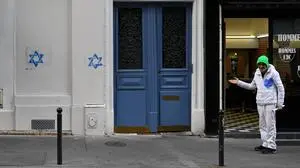 - Antisemitic tags representing Stars of David - 31/10/2023 - France / Ile-de-France region / Paris - Residents of the 14th arrondissement of Paris woke up with antisemitic tags depicting Stars of David on October 31, 2023. PUBLICATIONxNOTxINxFRAxRUS JulienxMattiax/xLexPictorium LePictorium_0285966