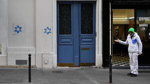 Seit dem 7. Oktober werden in Paris Häuser von Juden immer wieder mit Davidsternen markiert.