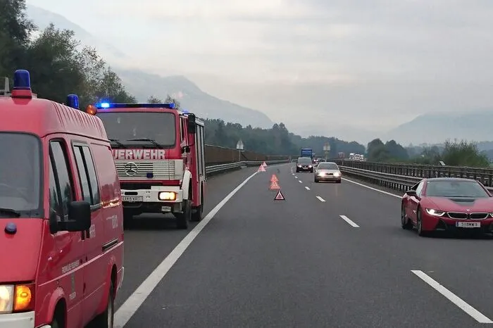 Während der Bergungsarbeiten wurde der Verkehr auf einer Fahrspur an der Unfallstelle vorbei geleitet.