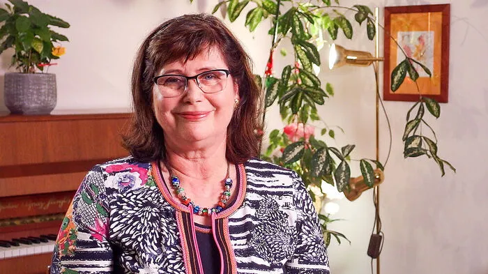 Dr. Liane, 62- jährige pensionierte Ärztin aus Wien 12, möchte „einen lieben Partner“. Sie hatte durch ihren Beruf wenig Zeit, jetzt ist sie in Pension und bereit für einen Neuanfang. 12 Jahre war Liane mit ihrem Exmann zusammen: Kind, Haushalt, Studium, sie hatte zuhause viel um die Ohren. Der Gatte arbeitete viel und ist seiner Wege gegangen. Von ihrem neuen Partner wünscht sich die Frau Doktor eine „partnerschaftliche und keine patriarchale Beziehung“. Vor 5 Jahren gab es in Lianes Leben einen Schicksalsschlag - ihr geliebter Sohn verstarb. Sie kaufte einen kleinen Garten und begann in einem Chor zu singen. „Das hat mir geholfen.“ Der neue Mann an ihrer Seite „soll jemand mit Herz sein, jemand an den ich mich anlehnen kann und der zärtlich ist.“