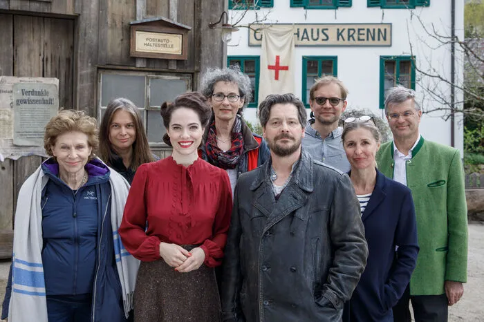 Regisseurin, Hauptdarsteller und Mitglieder der Filmcrew standen am Vorplatz des Gasthauses Krenn Medienvertretern Rede und Antwort.