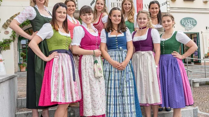 Die zehn Finalistinnen vor Beginn des Wahlabends: Verena Loderbauer, Veronika Giselbrecht, Marlene Egger, Ulrike Aigner, Lisa Köhrl, Ulrike Gräfner, Sabrina Kranabitl, Romana Moser, Melanie Lettner und Lisa Schmid