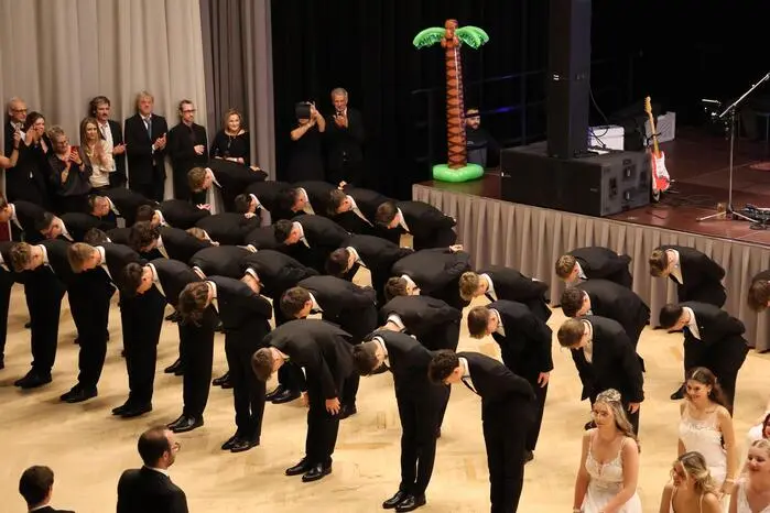 Sie eröffneten den Ball mit einer eleganten Polonaise