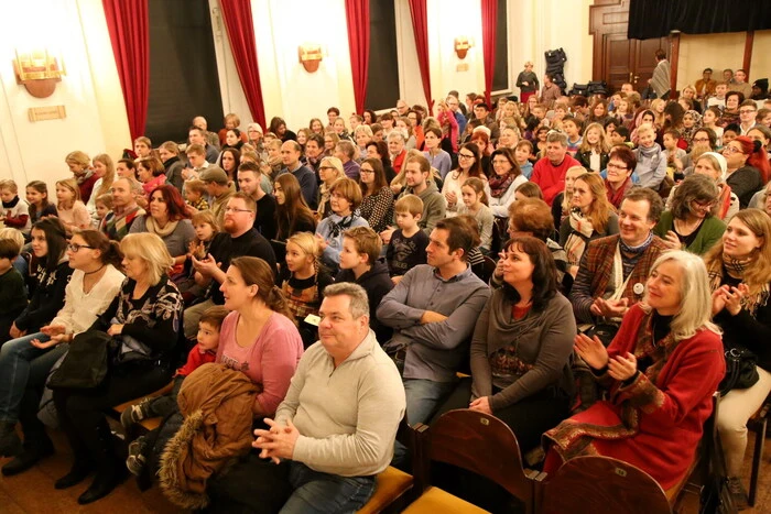 Zur Premiere am Samstagabend waren zahlreiche Besucher in den Stadtsaal gekommen.