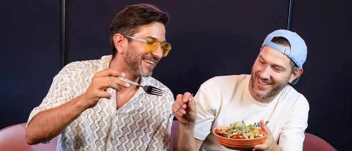 Stephan und Matthias Wiesenhofer in ihrem veganen Buschenschank.
