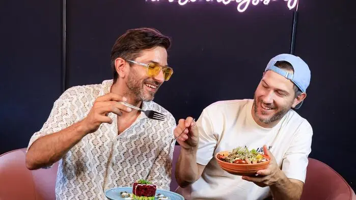 Stephan und Matthias Wiesenhofer in ihrem veganen Buschenschank.