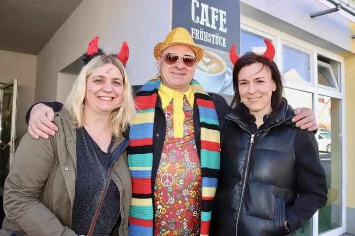 Himmlisch-höllische Versöhnung in Pinggau: Traumhaftes Frühlingswetter bot die perfekte Kulisse für ein wahrlich episches Ereignis. Pfarrer Christoph Grabner nutzte den Faschingsdienstag, um sich mit den höllischen Teufelinnen zu versöhnen. Die passende Musik dazu bot die Marktmusikkapelle Pinggau, die von Geschäft zu Geschäft zog und den Faschingsnärrinnen so richtig einheizte.