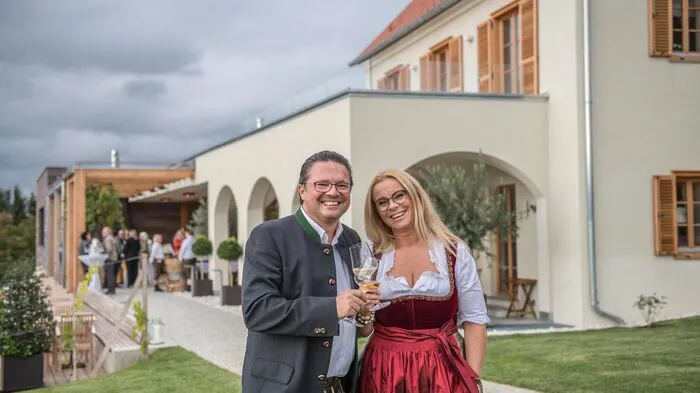 Da strahlten die Wirtsleute Oliver und Trixi Drennig: Nach zweieinhalb Jahren war es am Freitag endlich so weit, das "Kogel 3" am Leibnitzer Kogelberg ist nun auch offiziell eröffnet.