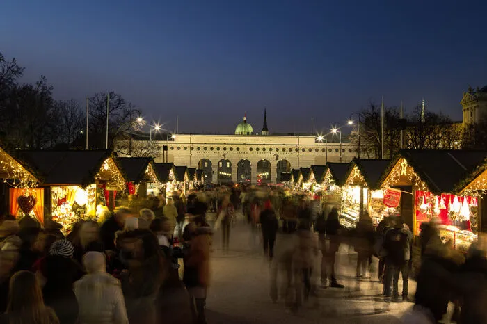 Platz 8 belegt das Weihnachtsdorf auf dem Maria-Theresien-Platz zwischen dem Kunsthistorischen- und Naturhistorischen Museum.