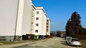 Straße mit Wohnhäusern, blauer Himmel