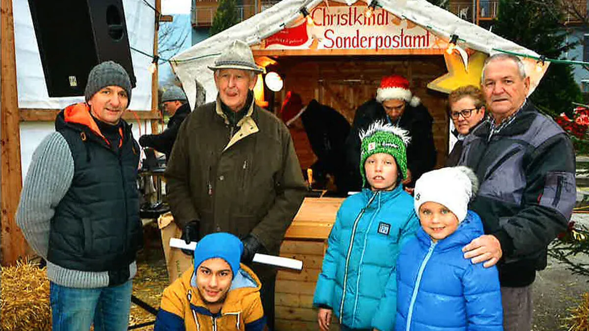 Otto Poms (Zweiter von links) vor dem Christkindl Sonderpostamt
