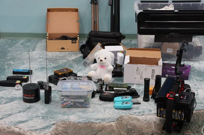 Kameras, Lautsprecher, Aufzeichnungsgeräte, Lichtquellen, modifizierte X-Boxen, K2-elektromagnetische-Feld-Messer, aber auch alte Tonbandgeräte aus den 50er-Jahren sowie ein sehr sensibler Teddybär, der Berührungen in Lichtsignale umwandelt gehören zum notwendigen Equipment der Forschergruppe.