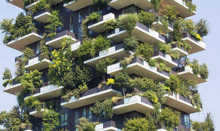 „Bosco Verticale“, der „senkrechte Wald“ in Mailand: zwei Wohntürme mit 1000 Bäumen und Pflanzen in Balkontrögen  