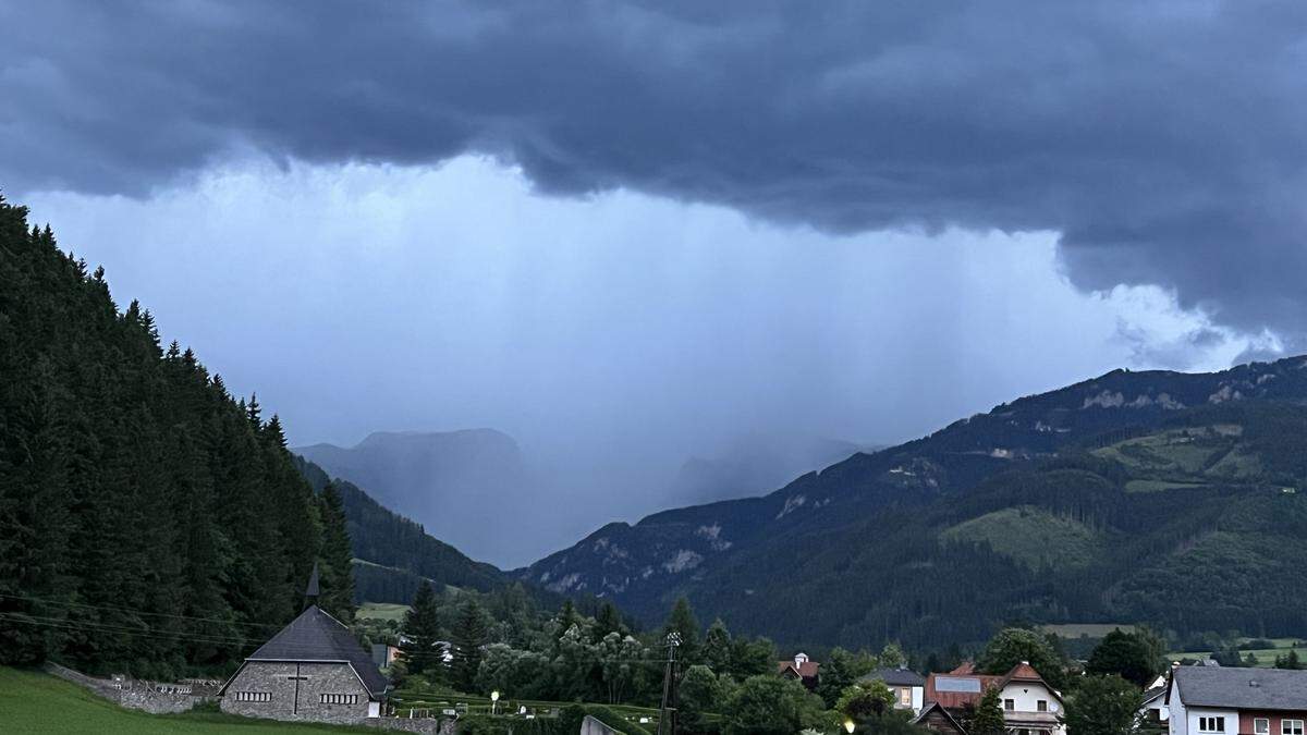 Niederschläge fallen selten als gemächlicher Landregen, sondern meist bei Unwettern als Starkregen – hier ein Bild aus Thörl letzte Woche