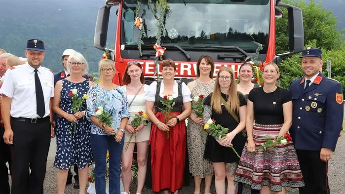 Als keine Überraschung gab es für die Frauen und Freudinnen als Patinnen der Feuerwehrkammeraden, aus den Händen von Kommandanten Mario Kraxner und seinem Kdt-Stvr. Gregor Pichlkastner einen Rosenblumengruß.