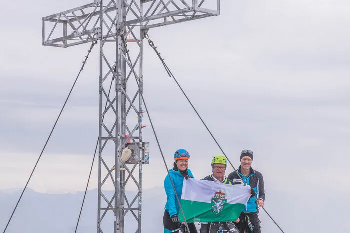 Ein Geschenk, das er zum 50. Geburtstag bekommen und nun gemeinsam mit seiner Frau Iris eingelöst hat: LH Christopher Drexler stieg auf den Dachstein.