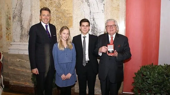 Franz Olbrich-Krampl (r.) mit Staatssekretär Harald Mahrer und den Enkelkindern Marlene und Sebastian