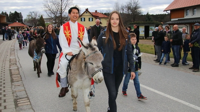Die beiden Esel Eros und Maxi, Vater und Sohn, zwölf und zwei Jahre alt, kamen am Palmsonntag in St. Martin am Wöllmißberg zu besonderen Ehren. Die beiden Besitzerinnen und Cousinen Lisi und Nina Rößl erzählten voll Stolz, dass auf dem Älteren der beiden Lasttiere heuer bereits zum zweiten Mal der Priester im Zuge der Palmweihe in die Kirche ritt.