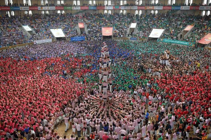 Das Ergebnis langen Trainings ist für Tausende Zuseher ein Ereignis. "Castells", katalanisch für Burgen, werden traditionell bei Festen in Katalonien aufgebaut.