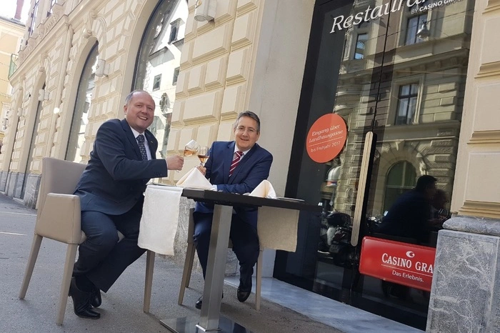 Casino: Auch Andreas Sauseng und Dominik Moser tischen einen neuen Schanigarten auf.
