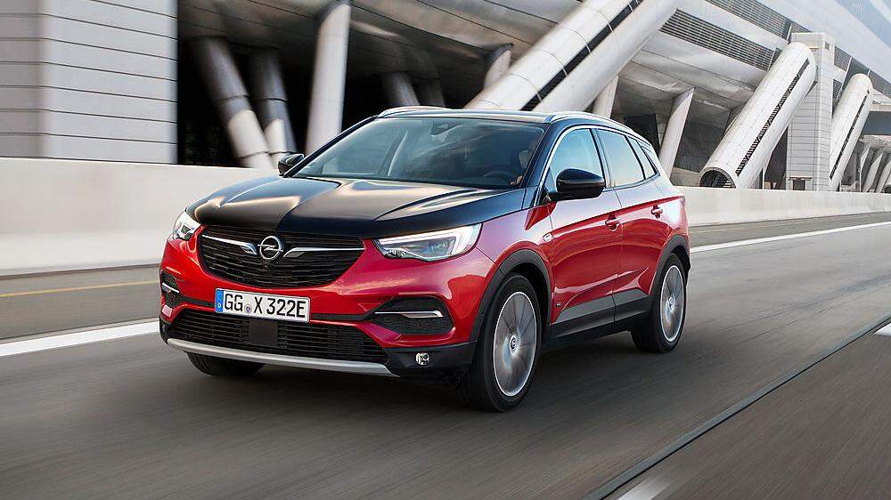 Der Opel Grandland X kommt als Plug-in-Hybrid auf Wunsch mit schwarzer Motorhaube