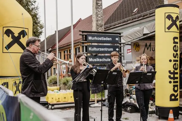 Abseits der Laufstrecke sorgte ein abwechslungsreiches Rahmenprogramm mit regionalen Schmankerln für gute Stimmung unter den Zuschauenden