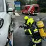 Aufgrund eines Reifenplatzers kam ein Autoanhänger in Brand