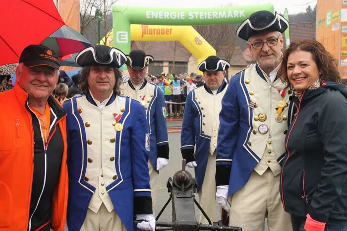 Die Feldbacher Stadtwache hatte die ehrenvolle Aufgabe, den Hauptlauf mit einem lauten Kanonenknall zu starten. Dieses Spektakel ließen sich auch Cornelia Schweiner, Landtagsabgeordnete der SPÖ und Leo Josefus, ehemaliger Bürgermeister von Leitersdorf, nicht entgehen.