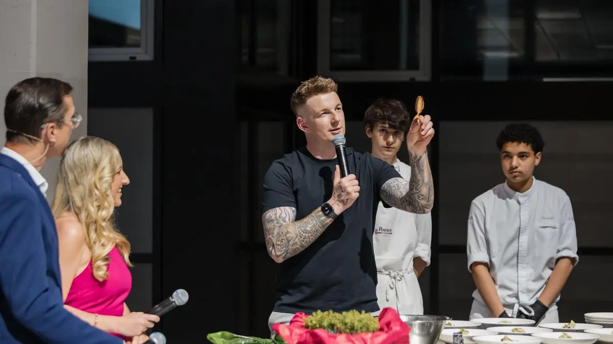 Der Osttiroler Koch Clemens Gesser auf großer Euregio-Bühne | Clemens Gesser zelebriert auf der Bühne seine ausgezeichnete Küche