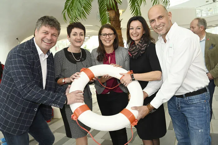 Bürgermeister Gerhard Pirih, die Geschäftsführerin der Spittaler Sportstätten, Susanne Duschek-Fercher, Landesrätin Sara Schaar, Stadtamtsleiterin Elisabeth Huber und Drautalperle-Betriebsleiter Werner Steinwender freuen sich über das runde Jubiläum.
