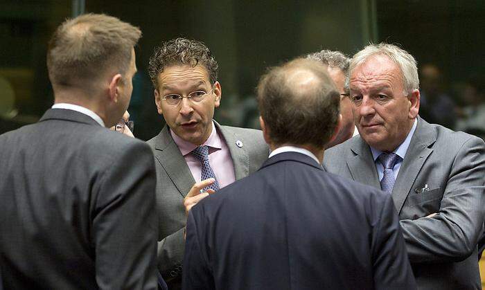 Eurogruppen-Chef Jeroen Dijsselbloem debattiert mit dem slowakischen Finanzminister Peter Kazimir