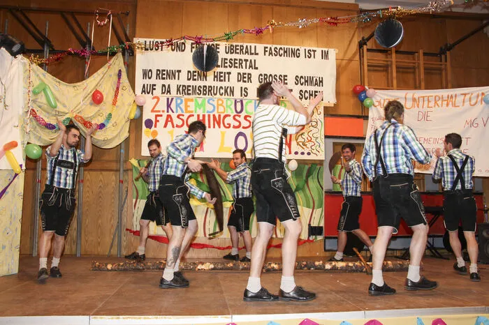 Die Schuhplattlergruppe aus Kremsbrücke rockt den Saal