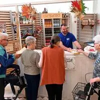 In der „Greißlerei“ können sich die Bewohnerinnen und Bewohner ihre Lieblingslebensmittel holen. Almin Nasic gibt die Produkte aus