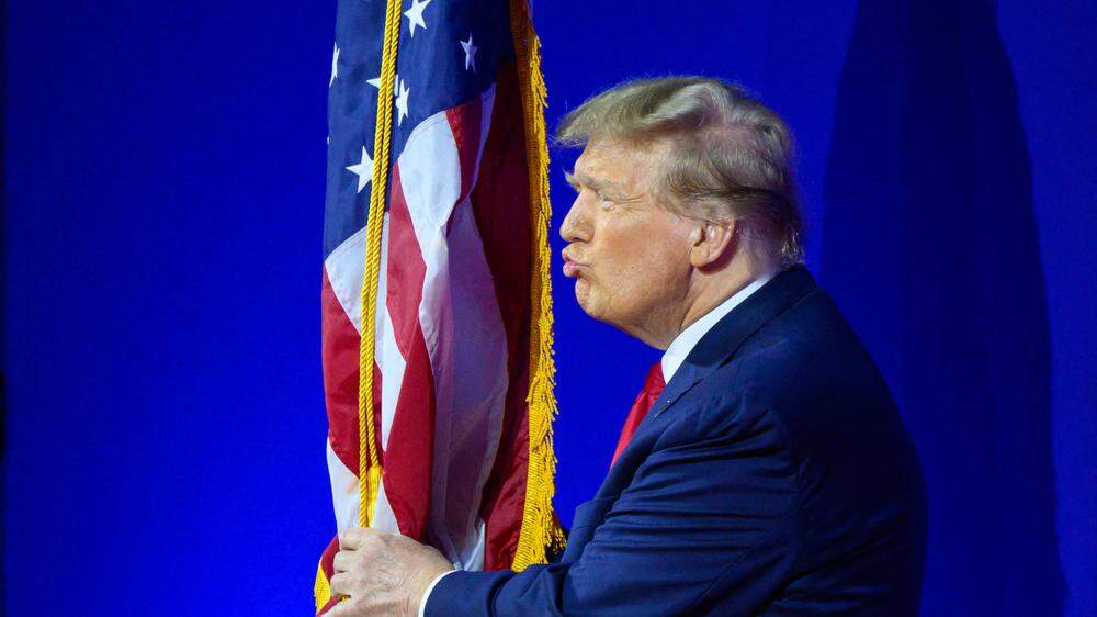 Trump beim Küssen einer US-Flagge in National Harbor, Maryland