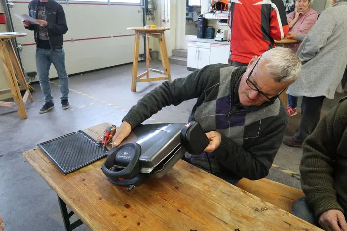 Ein in die Jahre gekommenen Plattengrill bräuchte es Original-Ersatzteile. In diesem seltenen Fall zahlt sich die weitere Reparatur nicht mehr aus.