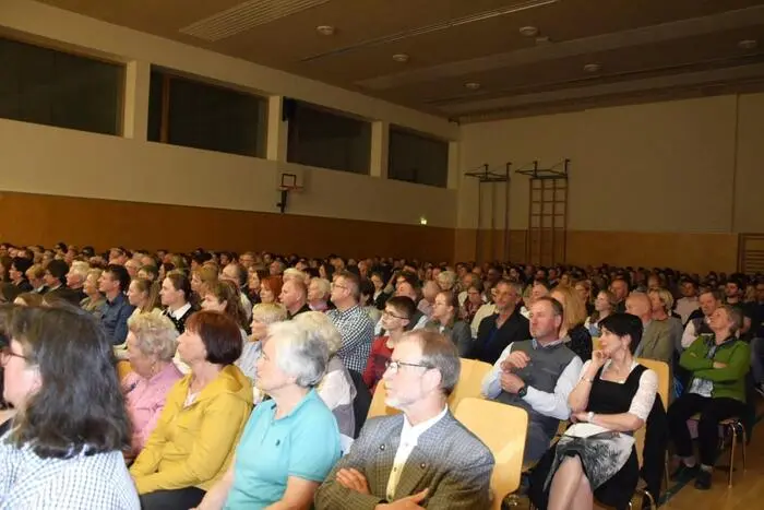 Obmann Karl Riegler freute sich, neben zahlreichen Ehrengästen auch viele Abordnungen von befreundeten Kapellen und Vereinen begrüßen zu dürfen sowie die Besucherinnen und Besucher, die begeistert Beifall spendeten und den Konzertabend sichtlich genossen