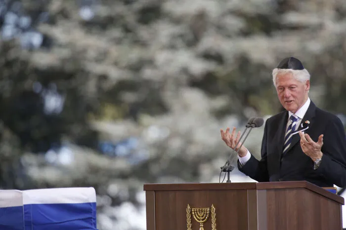 Als Erster stand der ehemalige US-Präsident Bill Clinton am Sarg.