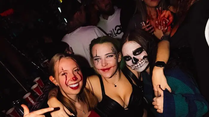 In der Nacht auf Allerheiligen wird Jahr für Jahr das Kunstblut ausgepackt und die Nacht zum Tag gemacht. Das Ziel vieler Feierwütigen war heuer die Event Fabrik Niklasdorf, in der Obersteiermarks größte Halloween-Party stieg.
