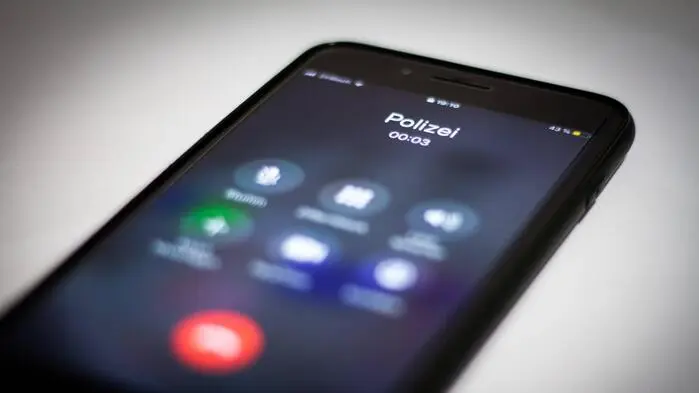 Smartphone, laufendes Gespräch mit „Polizei“