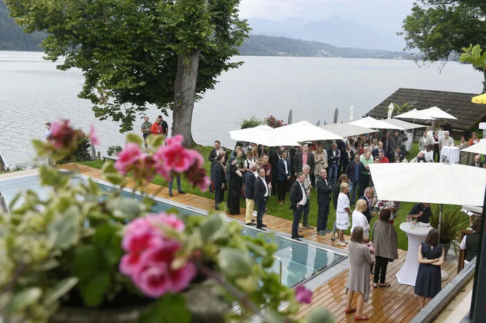 An einem der schönsten Plätze: Die vielen Festgäste bei der Neueröffnung des Hotesl Villa Postillion.