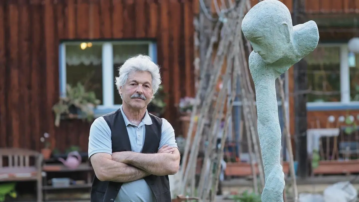 Bildhauer Sebastian Rainer vor seinem Haus in Schlaiten | Bildhauer Sebastian Rainer vor seinem Haus in Schlaiten und neben seiner Plastik „Mein Europa“