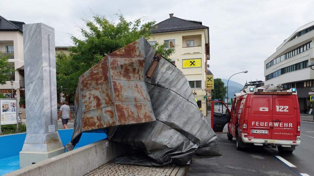 In Millstatt flog ein Blechdach über die Bundesstraße und blieb neben einem Brunnen liegen