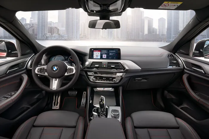 Das Cockpit ist, wie man es von BMW kennt, fahrerorientiert aufgebaut. Das Anzeige- und Bediensystem iDrive umfasst ein freistehend angeordnetes Touch-Display, das optional 10,25 Zoll groß ist.