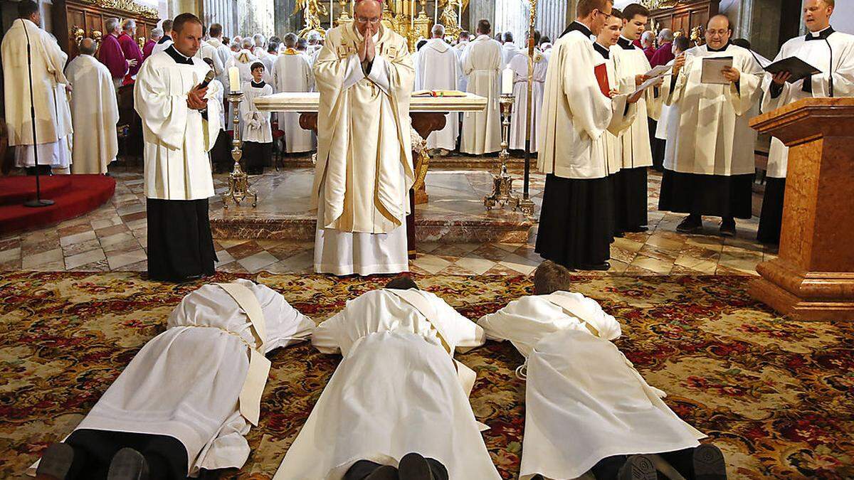 Diözesanbischof Alois Schwarz hat heuer vier Diakone zu Priestern geweiht, drei davon im Klagenfurter Dom