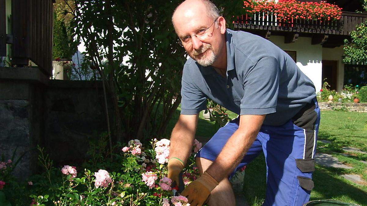 Peter Deixelberger bei der Gartengestaltung