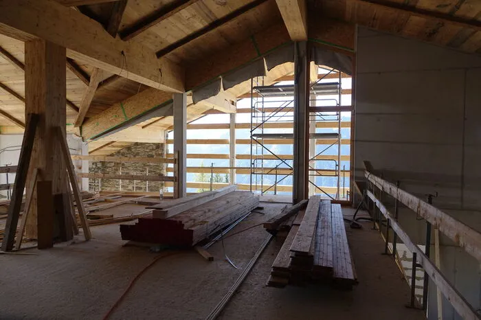 Für die Holzbauarbeiten innen wie außen ist Oppeneiger Holzbau aus Eben im Pongau verantwortlich. Hier der Loungebereich im ersten Stock