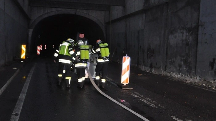 Im Tunnel Voitsberg übten 120 Feuerwehrleute aus dem Bereichsfeuerwehrverband Voitsberg. Klicken Sie sich durch die Fotos der Übung!