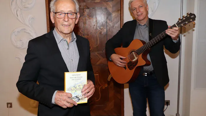 Musikalisch umrahmte Christian Gebhard (am Foto rechts) mit stimmungsvollen Liedern die Buchpräsentation Walfried Klammer.