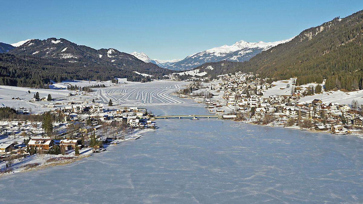 Trotz der milden Temperaturen ist der Weißensee von einer massiven Eisschicht überzogen